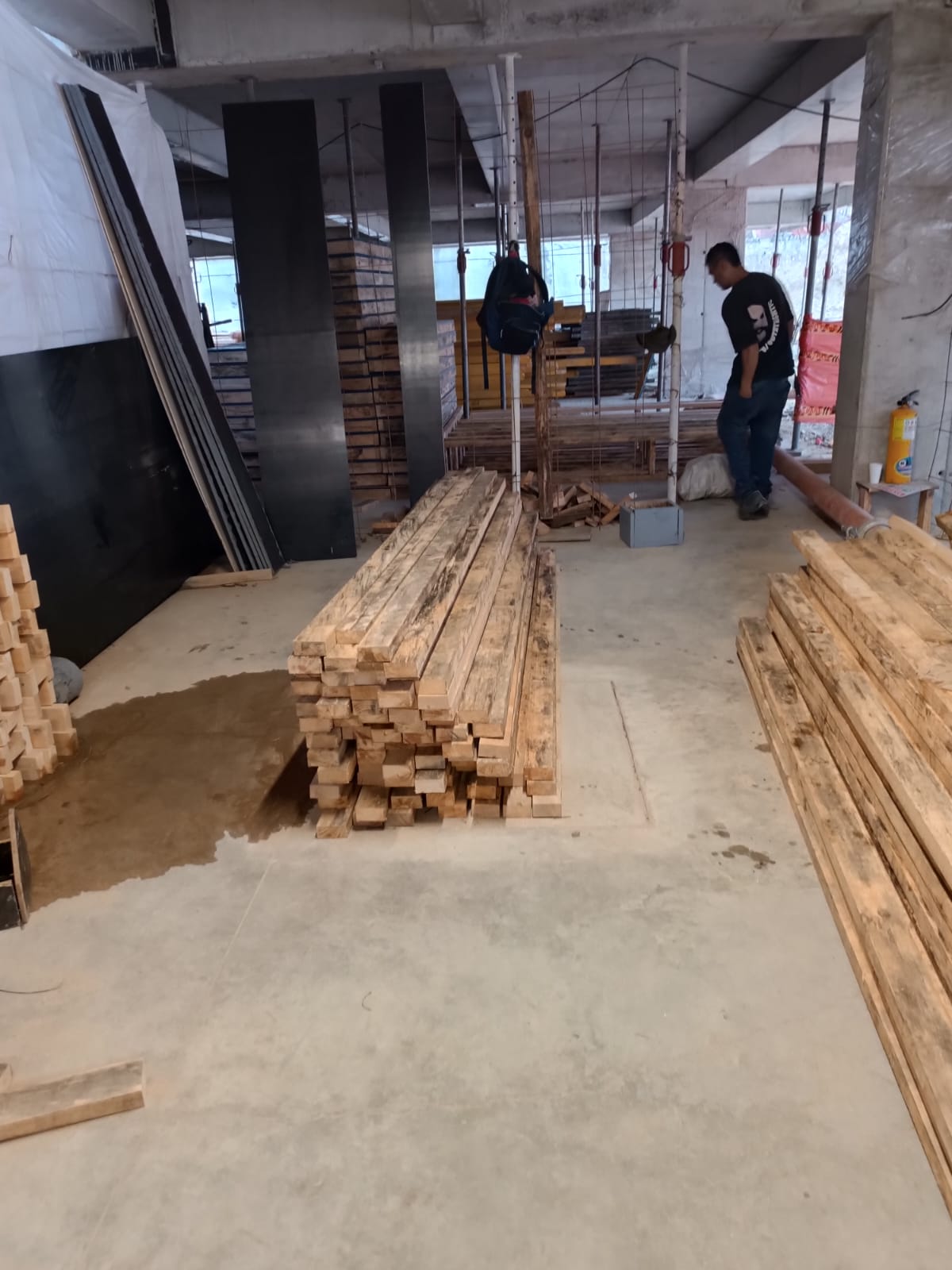 Acopio y almacenamiento de madera estructural en taller