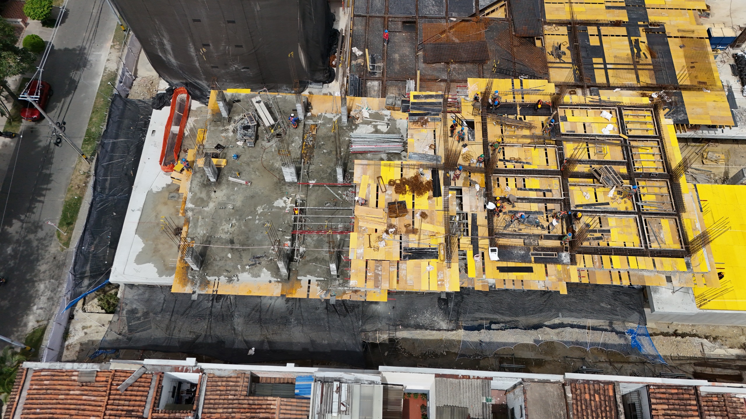 Vista cenital de cuadrícula estructural de encofrado y losa de entrepiso