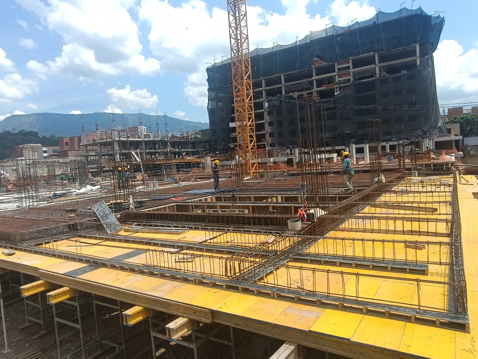 Montaje de encofrado en losa con grúa torre y formaletas fenólicas