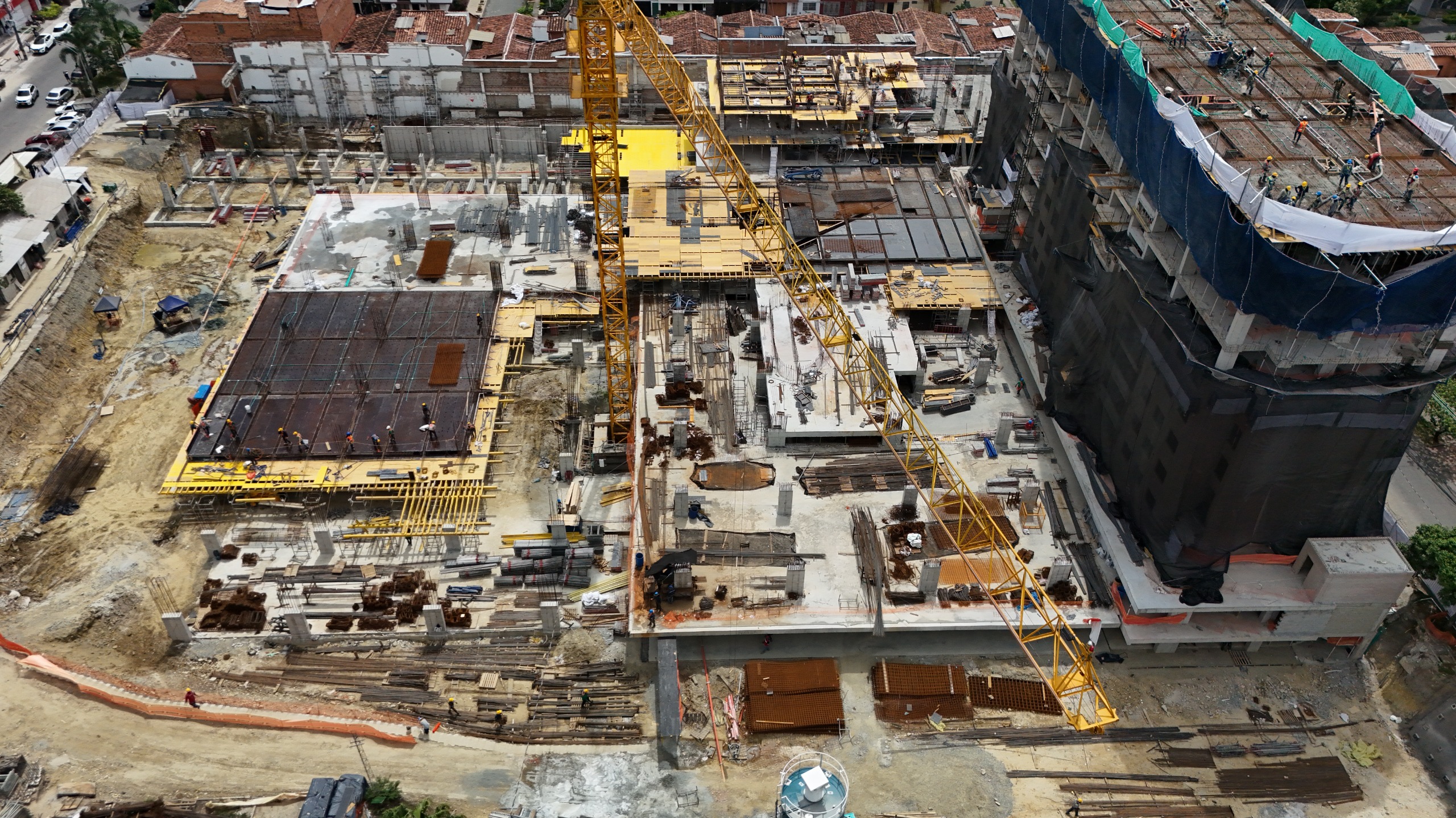 Operación de grúa torre e izaje de encofrados sobre el frente de obra