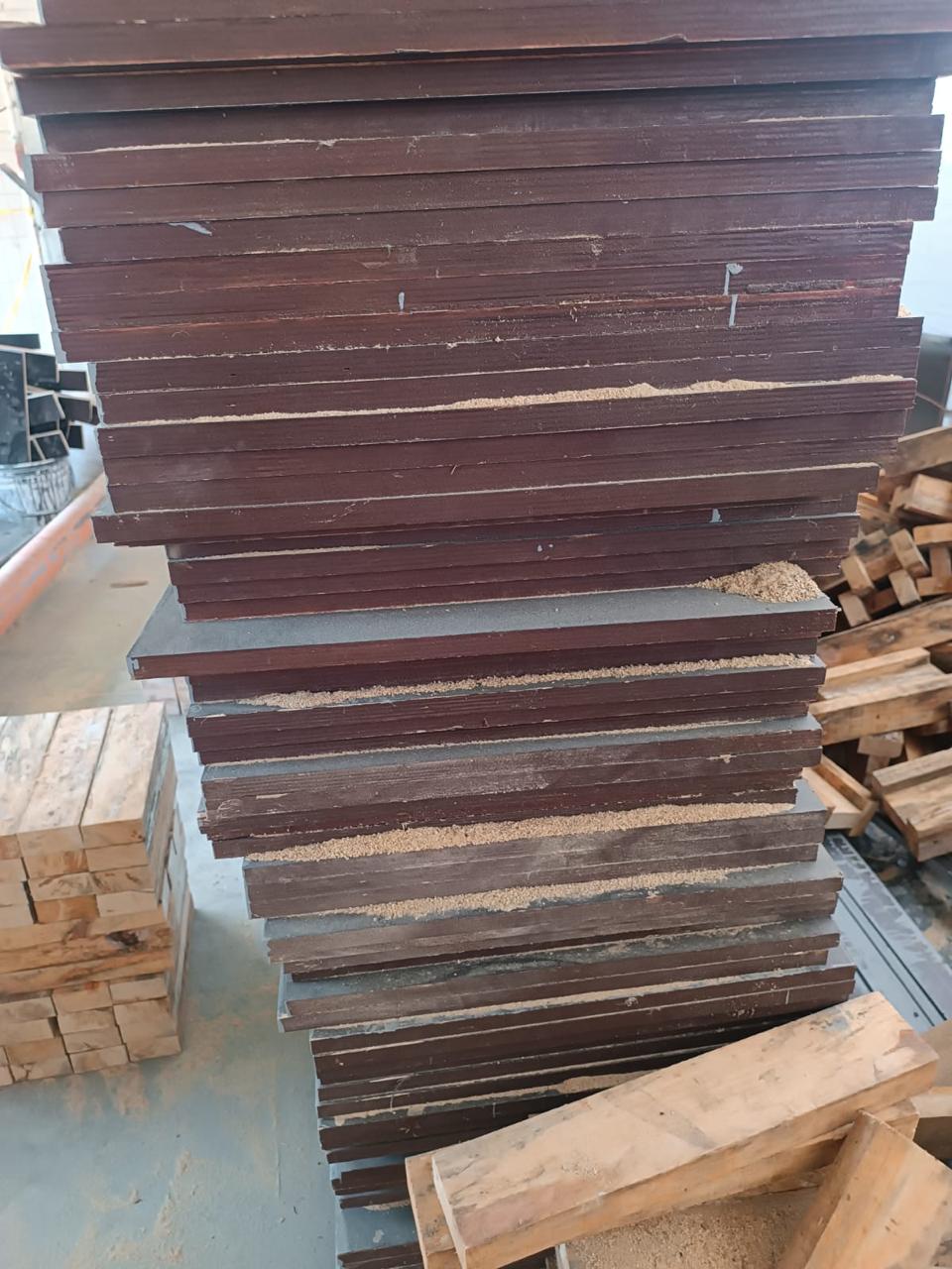 Stock de tableros y materiales en taller